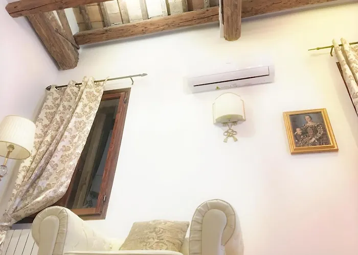 Michelle In Charming Apartment Venedig