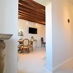 Michelle In Charming Apartament
