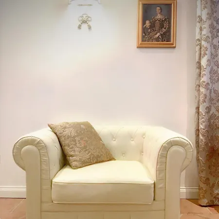 Michelle In Charming Daire Venedik