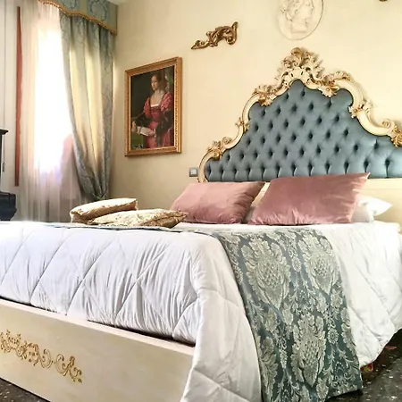 Michelle In Charming Daire Venedik