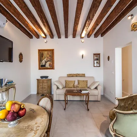 Apartment Michelle In Charming Venice